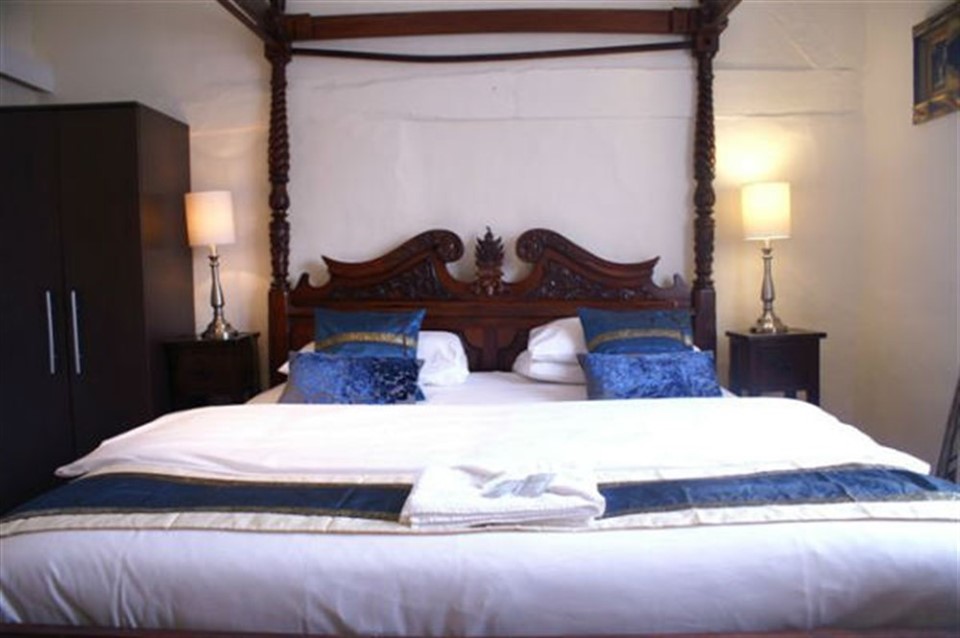 Double room with carved four-poster bed and period furnishings
